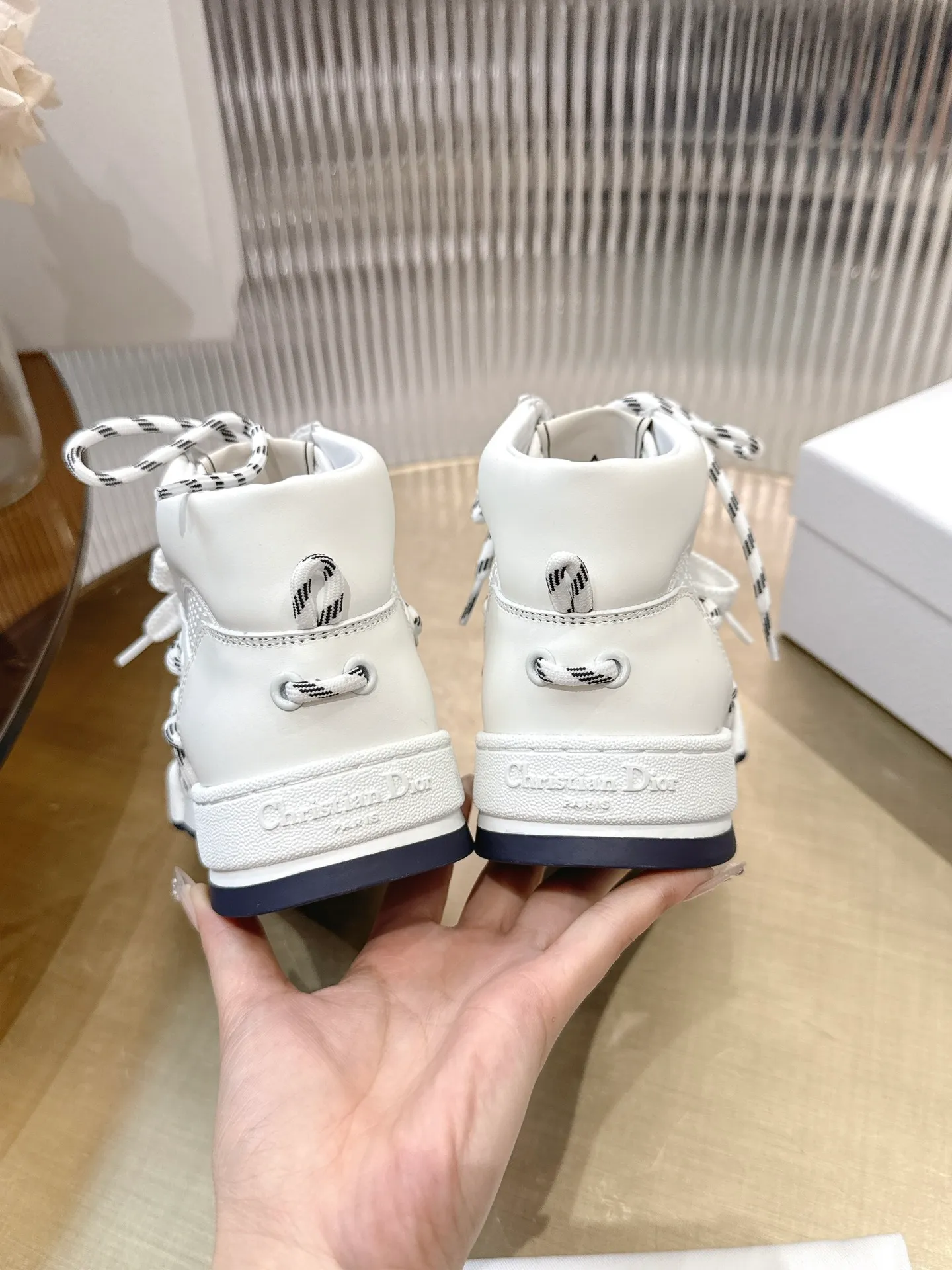 👟👟Ex-factory price 740👟👟 (Top version) Couple model Dior, C’est 25 new college style casual fashion high-top sneakers, showing eye-catching and fashionable style. Carefully crafted, the hollow design on the side of the upper is super fashionable, and the details also add a touch of elegance. The lightweight two-tone sole offers exceptional comfort and sporty style. Can add a stylish touch to any casual look. The tongue and sole are decorated with the Christian Paris logo, and the cowhide design is styled. Women's size 35-44